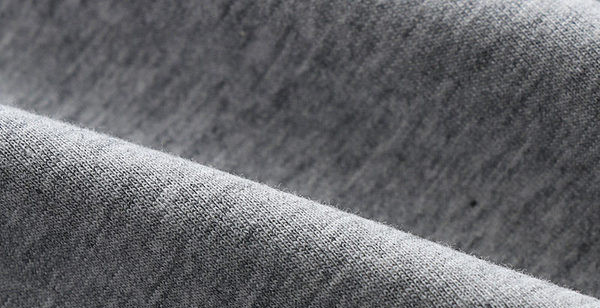 Női pulóver zsebbel és fűzővel