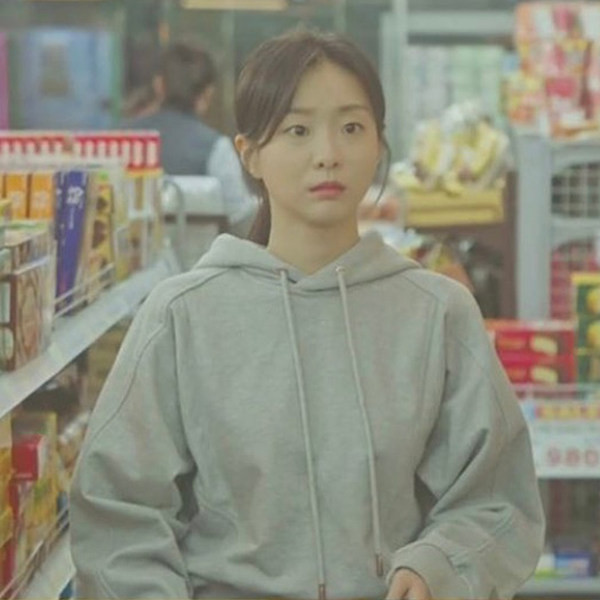 Szürke színű, kapucnival ellátott női pulóverek