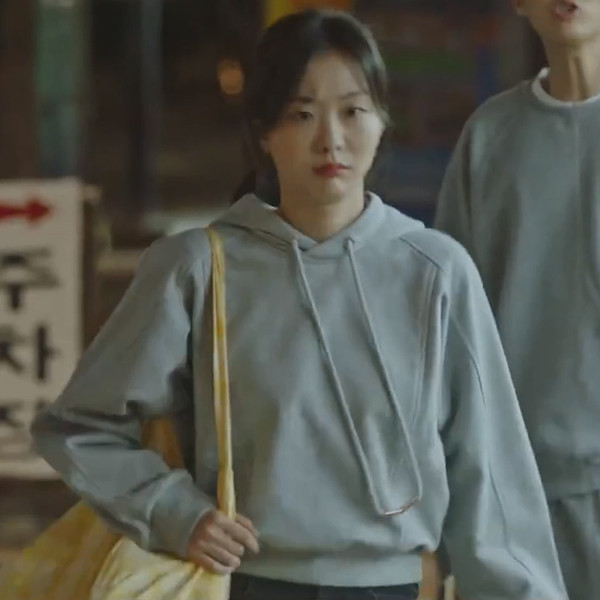 Szürke színű, kapucnival ellátott női pulóverek