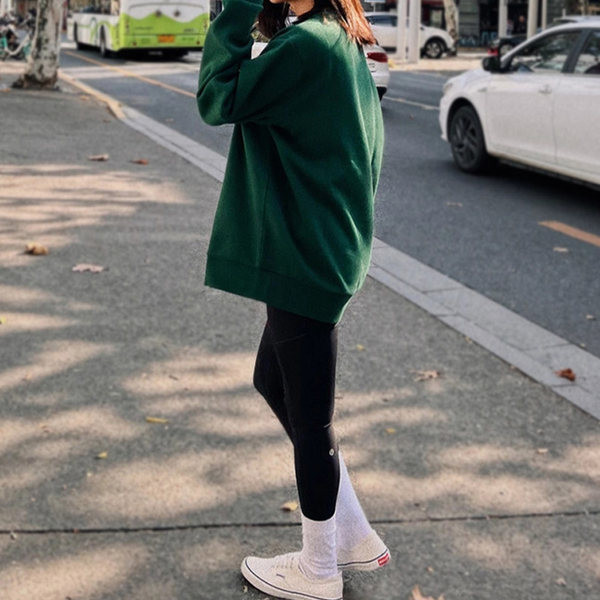 Нов модел дамски суичър с овално деколте подходящ за ежедневието