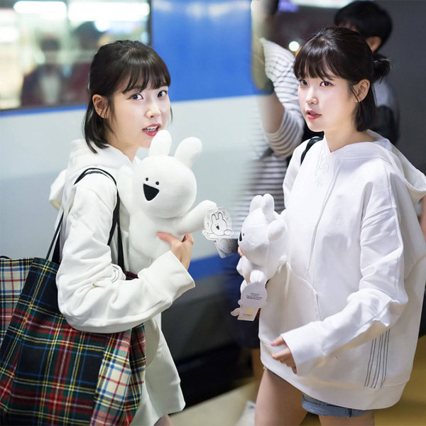 Široki model ženske majice s kapuljačom i džepom