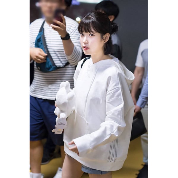 Široki model ženske majice s kapuljačom i džepom