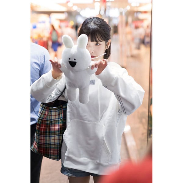 Široki model ženske majice s kapuljačom i džepom