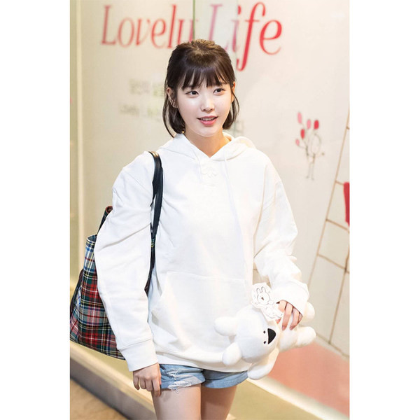 Široki model ženske majice s kapuljačom i džepom