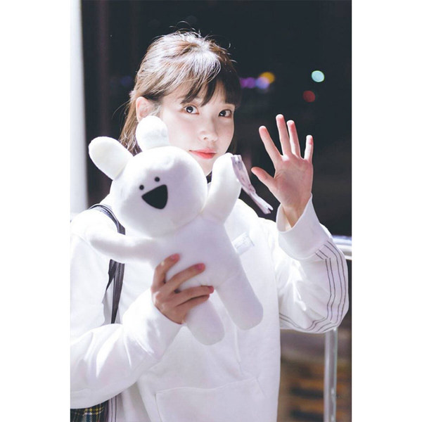 Široki model ženske majice s kapuljačom i džepom