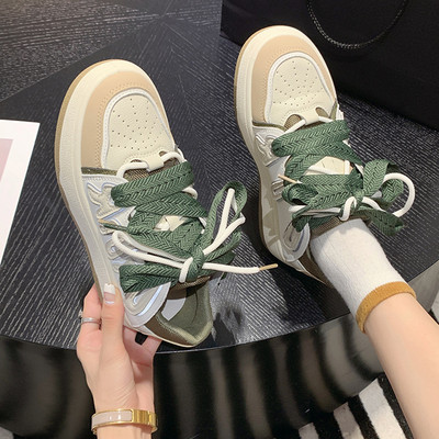 Légáteresztő női tornacipő lapos talppal és fűzővel