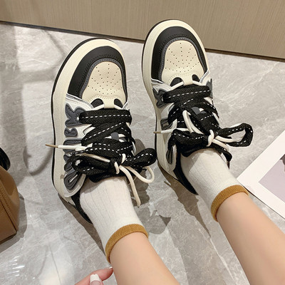 Légáteresztő női tornacipő lapos talppal és fűzővel