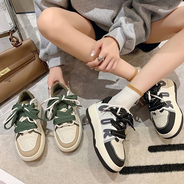 Légáteresztő női tornacipő lapos talppal és fűzővel