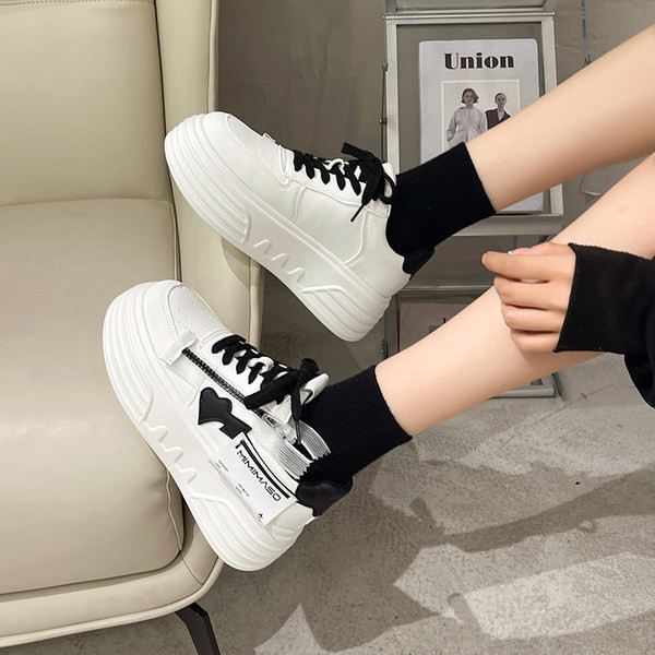 Női sportcipő magas talppal