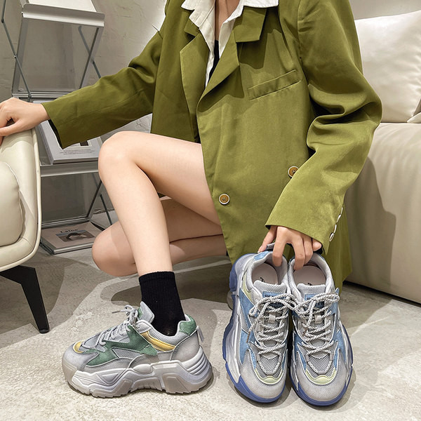 Sport női tornacipő durva talppal - két színben