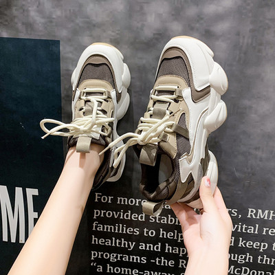 Γυναικεία casual sneakers με ανασηκωμένη σόλα σε δύο χρώματα