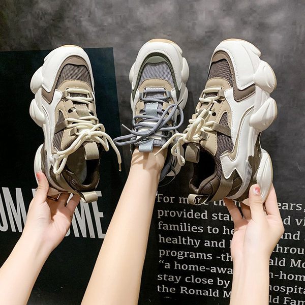 Γυναικεία casual sneakers με ανασηκωμένη σόλα σε δύο χρώματα