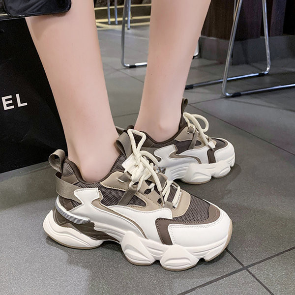 Γυναικεία casual sneakers με ανασηκωμένη σόλα σε δύο χρώματα