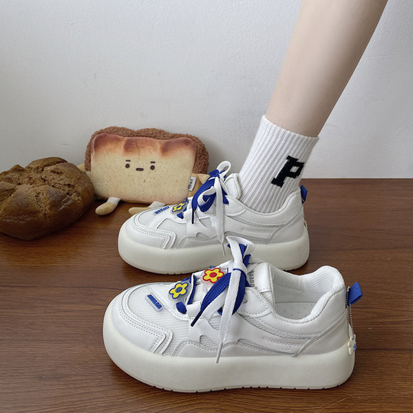 Kareda talla ja dekoratiivsete lilledega naiste tossud