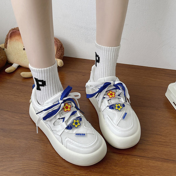 Kareda talla ja dekoratiivsete lilledega naiste tossud