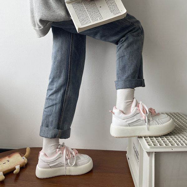 Kareda talla ja dekoratiivsete lilledega naiste tossud