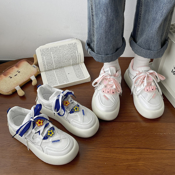 Kareda talla ja dekoratiivsete lilledega naiste tossud