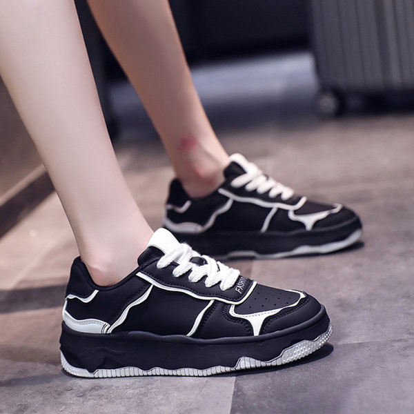 Kareda talla ja paeltega naiste tossude uus mudel