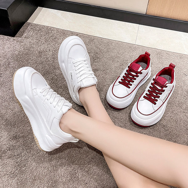 Novi model ženskih tenisica sa pertlama i natpisom