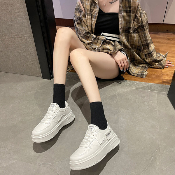 Ženske sportske tenisice bijele boje sa vezicama