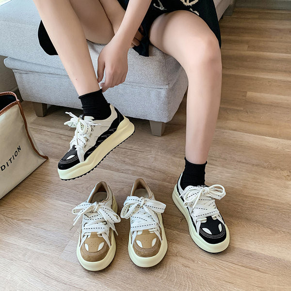 Női tornacipő bézs és fekete színben, kényelmes talppal