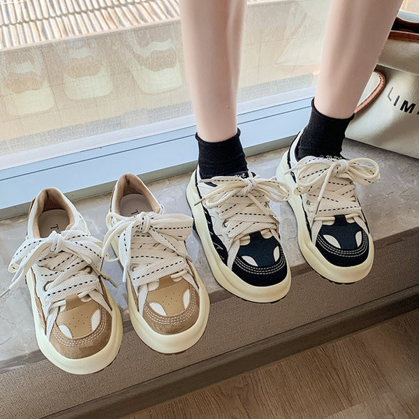 Női tornacipő bézs és fekete színben, kényelmes talppal