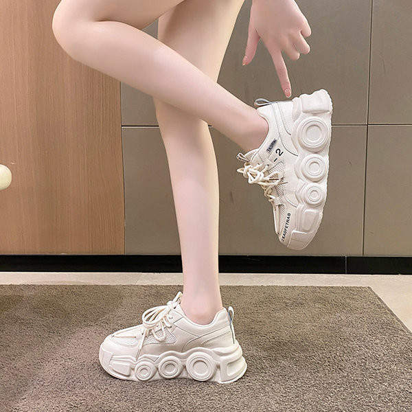 Γυναικεία αθλητικά παπούτσια με τραχιά σόλα - διχρωμία