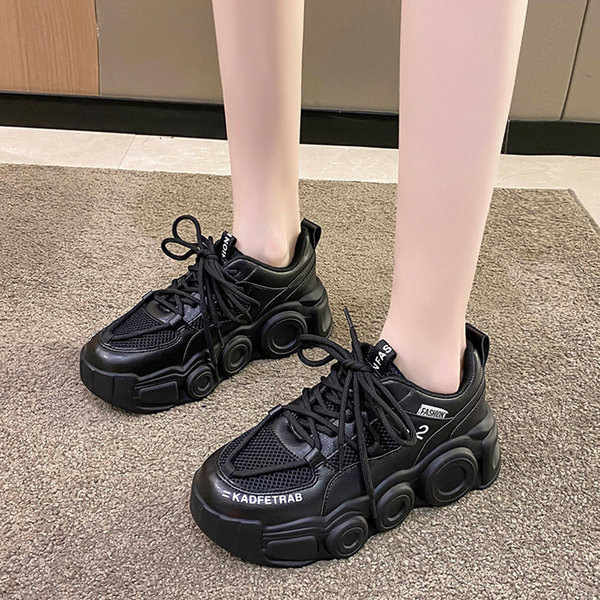 Γυναικεία αθλητικά παπούτσια με τραχιά σόλα - διχρωμία