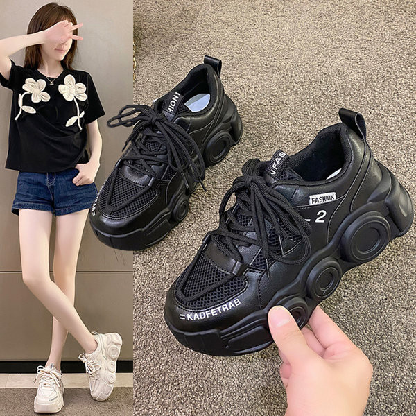 Γυναικεία αθλητικά παπούτσια με τραχιά σόλα - διχρωμία