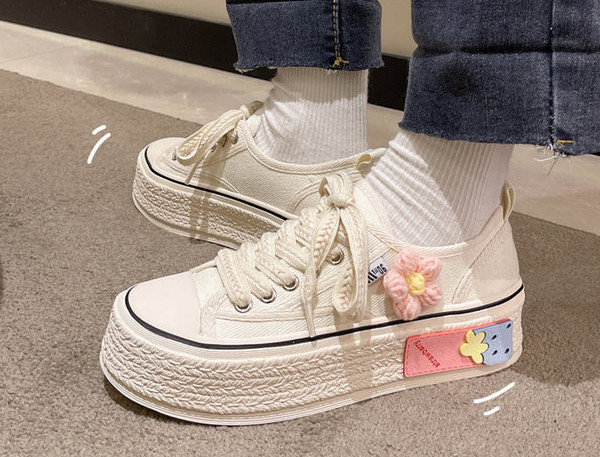 Modern női tornacipő 3D dekorációval és 5 cm magas talppal