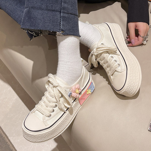 Modern női tornacipő 3D dekorációval és 5 cm magas talppal