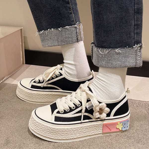 Modern női tornacipő 3D dekorációval és 5 cm magas talppal