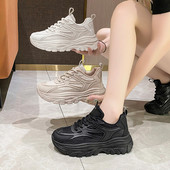 Γυναικεία sneakers με ψηλή πλατφόρμα σε λευκό και μαύρο