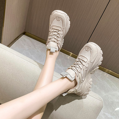 Γυναικεία sneakers με ψηλή πλατφόρμα σε λευκό και μαύρο