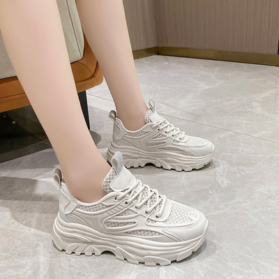 Γυναικεία sneakers με ψηλή πλατφόρμα σε λευκό και μαύρο