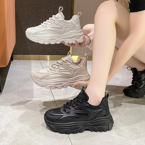 Γυναικεία sneakers με ψηλή πλατφόρμα σε λευκό και μαύρο