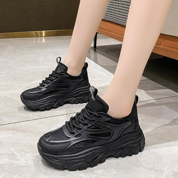 Γυναικεία sneakers με ψηλή πλατφόρμα σε λευκό και μαύρο