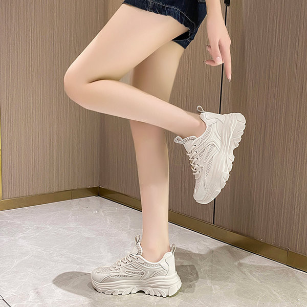 Γυναικεία sneakers με ψηλή πλατφόρμα σε λευκό και μαύρο