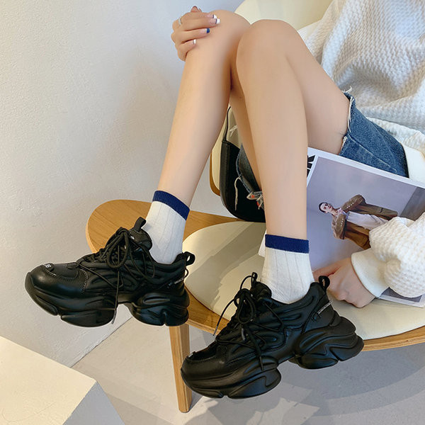 Női tornacipő fűzős és emelvényes