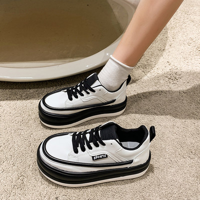 Γυναικεία sneakers από οικολογικό δέρμα με σόλα ύψους 3,5 cm και κορδόνια