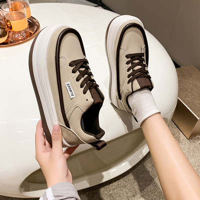 Γυναικεία sneakers από οικολογικό δέρμα με σόλα ύψους 3,5 cm και κορδόνια