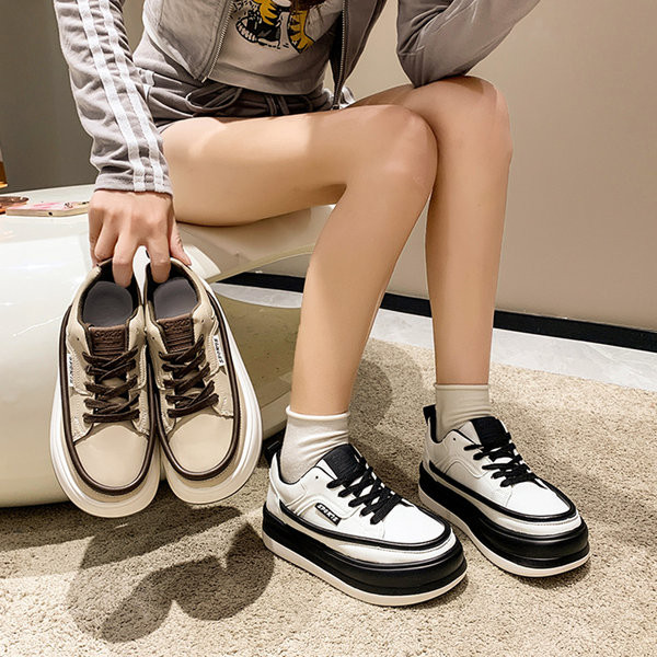 Γυναικεία sneakers από οικολογικό δέρμα με σόλα ύψους 3,5 cm και κορδόνια