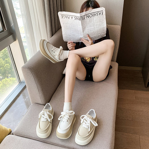 Γυναικεία αθλητικά παπούτσια καθαρής σχεδίασης από οικολογικό δέρμα