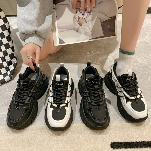 Női tornacipő fekete-fehér színben, magas talppal