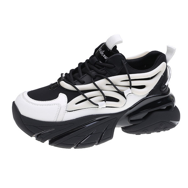 Női tornacipő fekete-fehér színben, magas talppal