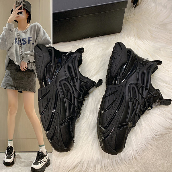 Női tornacipő fekete-fehér színben, magas talppal