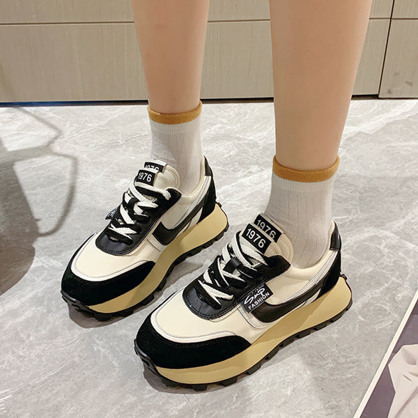 Uus mudel naiste paeltega sporditossud