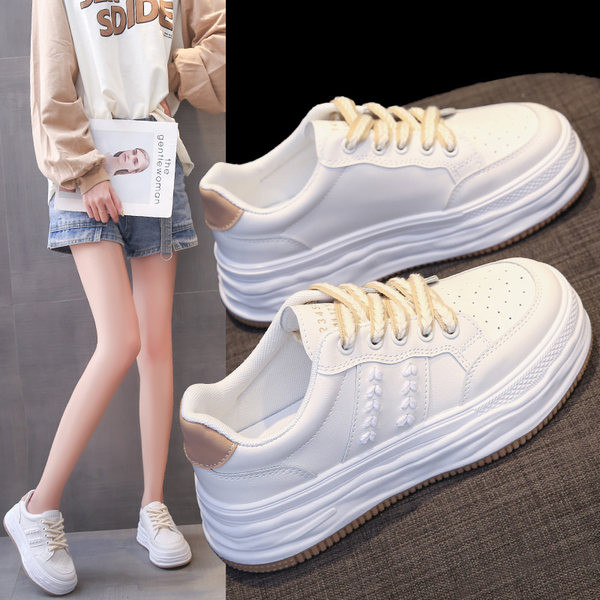 Valged naiste tossud kareda tallaga