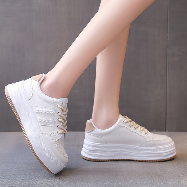 Valged naiste tossud kareda tallaga