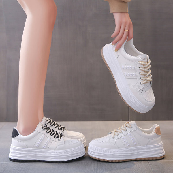 Valged naiste tossud kareda tallaga